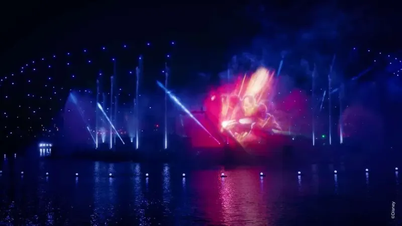 巴黎迪士尼「光之瀑布」:379架無人機打造史上最壯觀水上燈光秀 1