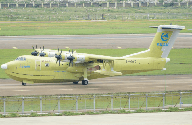 中國自主研發大型水陸兩棲飛機 AG600「鯤龍」批產第四架機完成生產試飛 1
