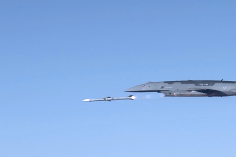 Anduril YFQ-44 協同作戰無人機完成空對空飛彈實彈射擊測試里程碑 1