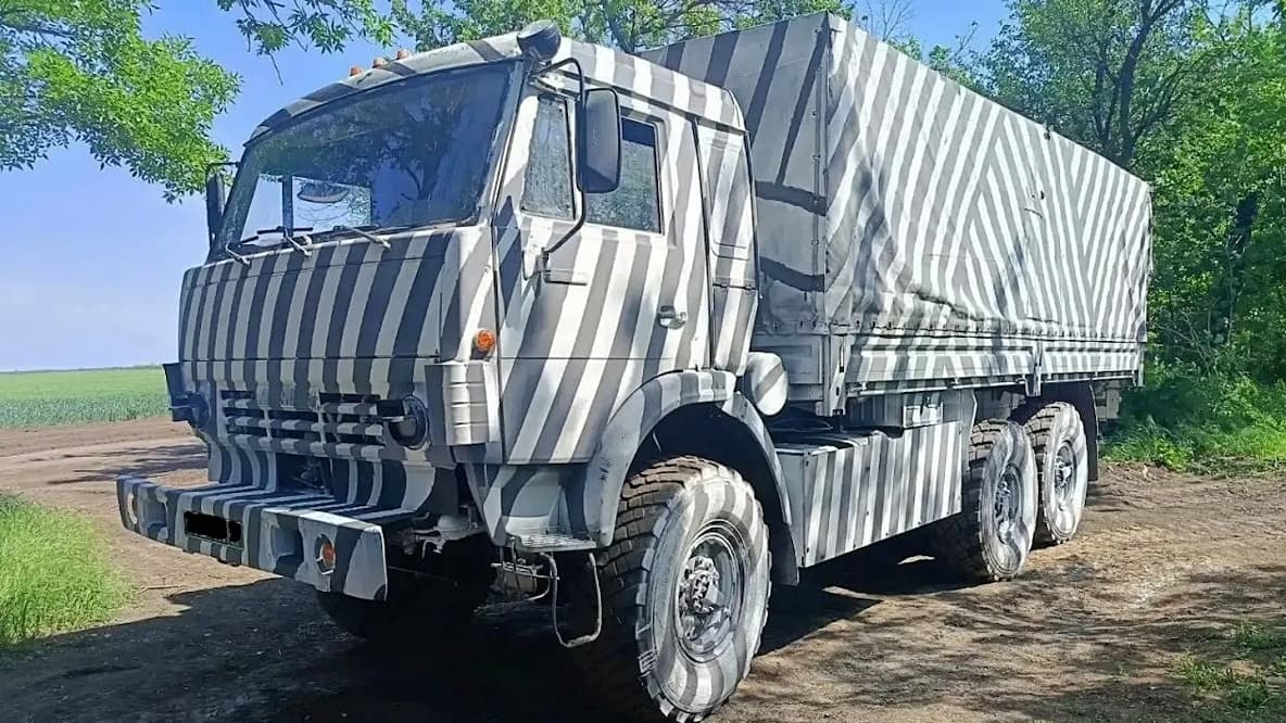 俄羅斯軍用卡車採「炫目迷彩」塗裝 企圖干擾AI無人機辨識系統 1
