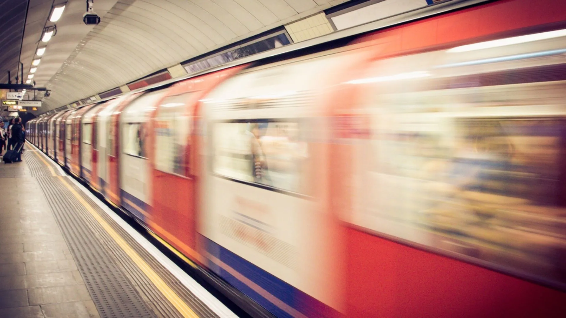 英國研發AI列車監測系統 深度感測攝影機即時追蹤車廂乘客數量 有望緩解尖峰時段擁擠問題 1