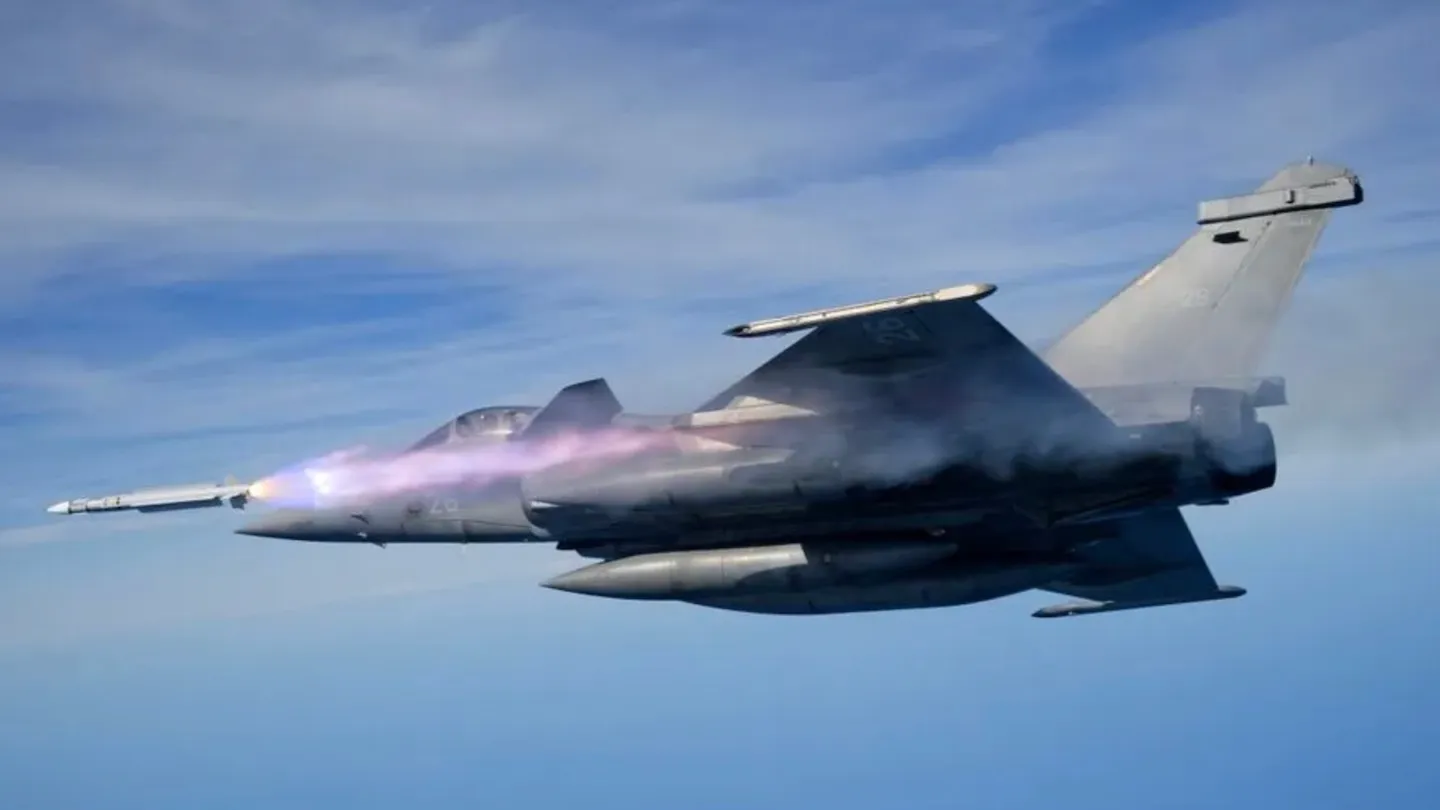 影片首度曝光:法國飆風戰機在波羅的海上空擊落無人機 1