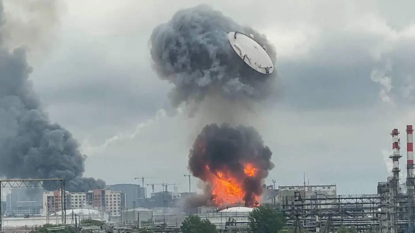 Ukraine Strikes Moscow in Largest Drone Attack in Two Years, Refinery Explosions Shock World 1