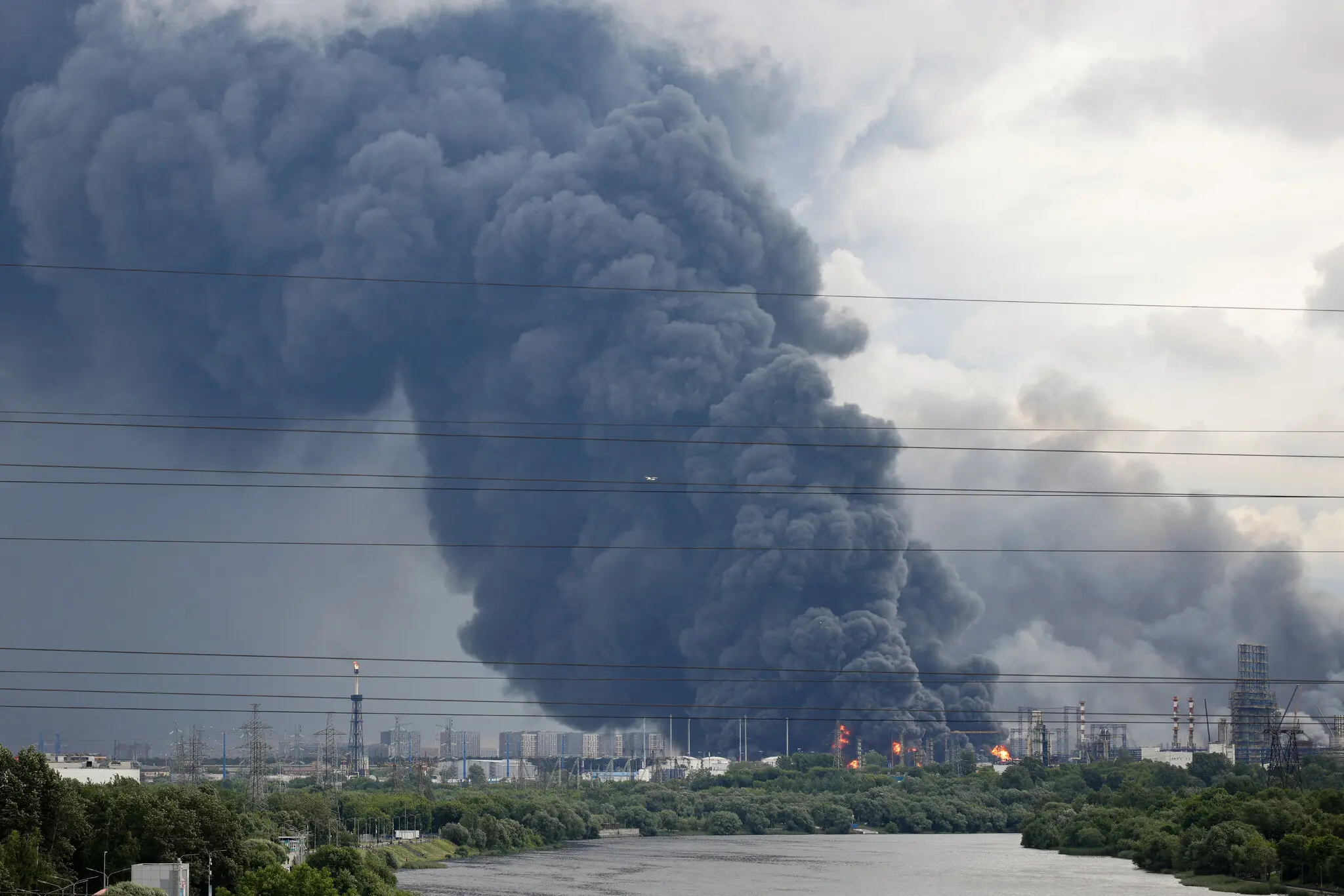 Ukraine Launches Largest-Ever Drone Barrage on Moscow, Zelensky Warns: 'If Ukraine Burns, Moscow Will Too' 1