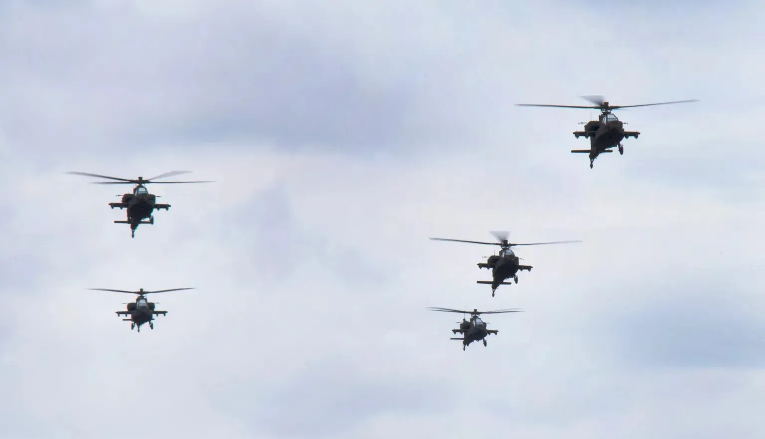 五角大廈介入解除停飛令:八名飛行阿帕契直升機的陸軍飛行員恢復職務