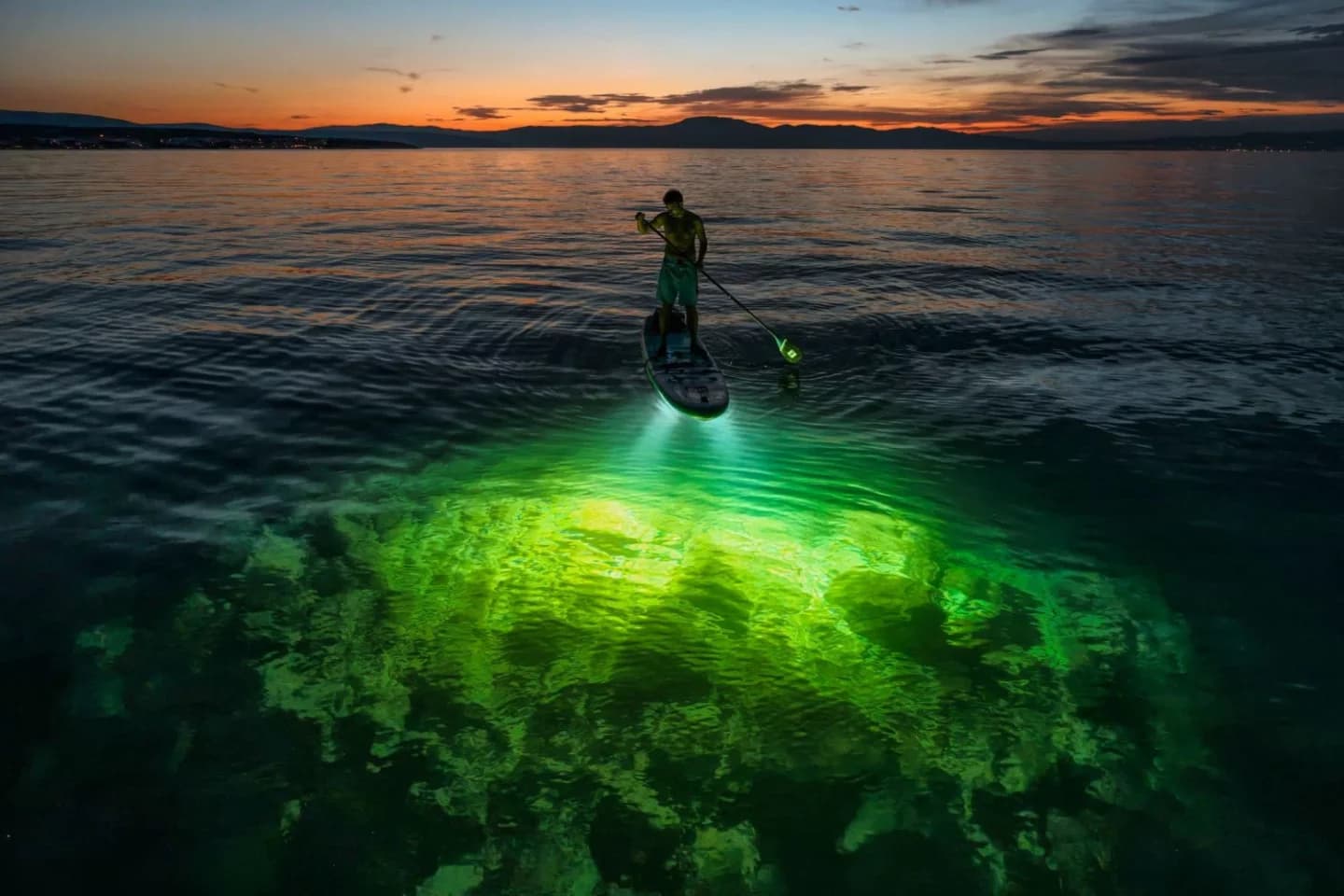 DIY Underwater Light Delivers 90,000 Lumens for Night Stand-Up Paddleboarding