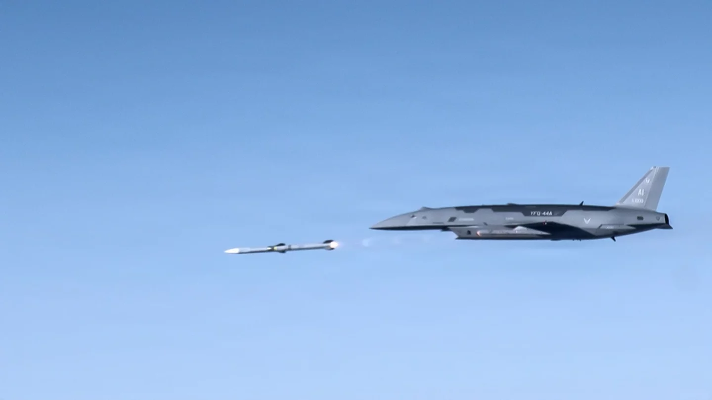 美國空軍首度從「忠誠僚機」無人機發射飛彈 1