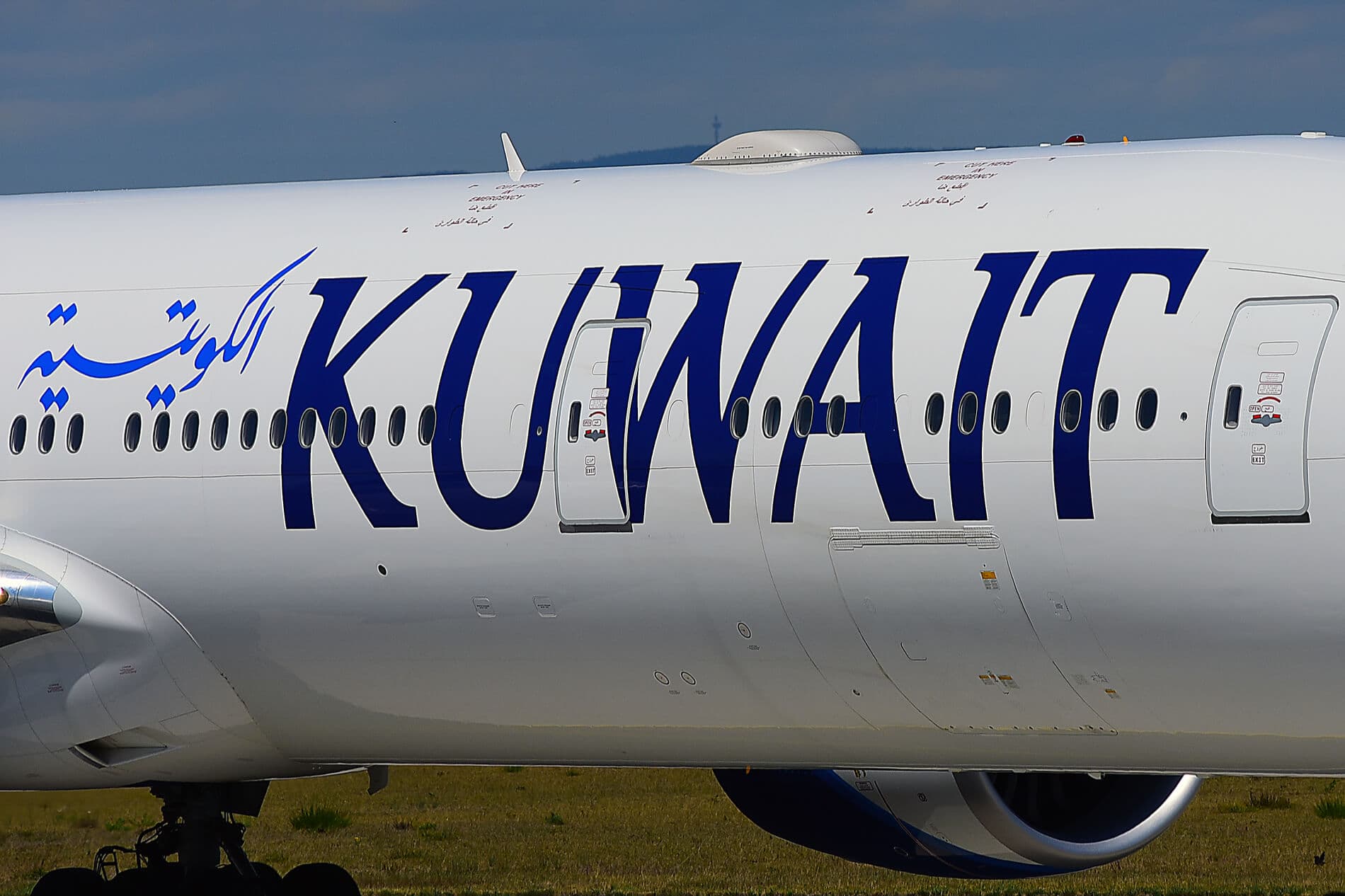 科威特關閉領空,伊朗飛彈與無人機攻擊再度擾亂波斯灣航班
