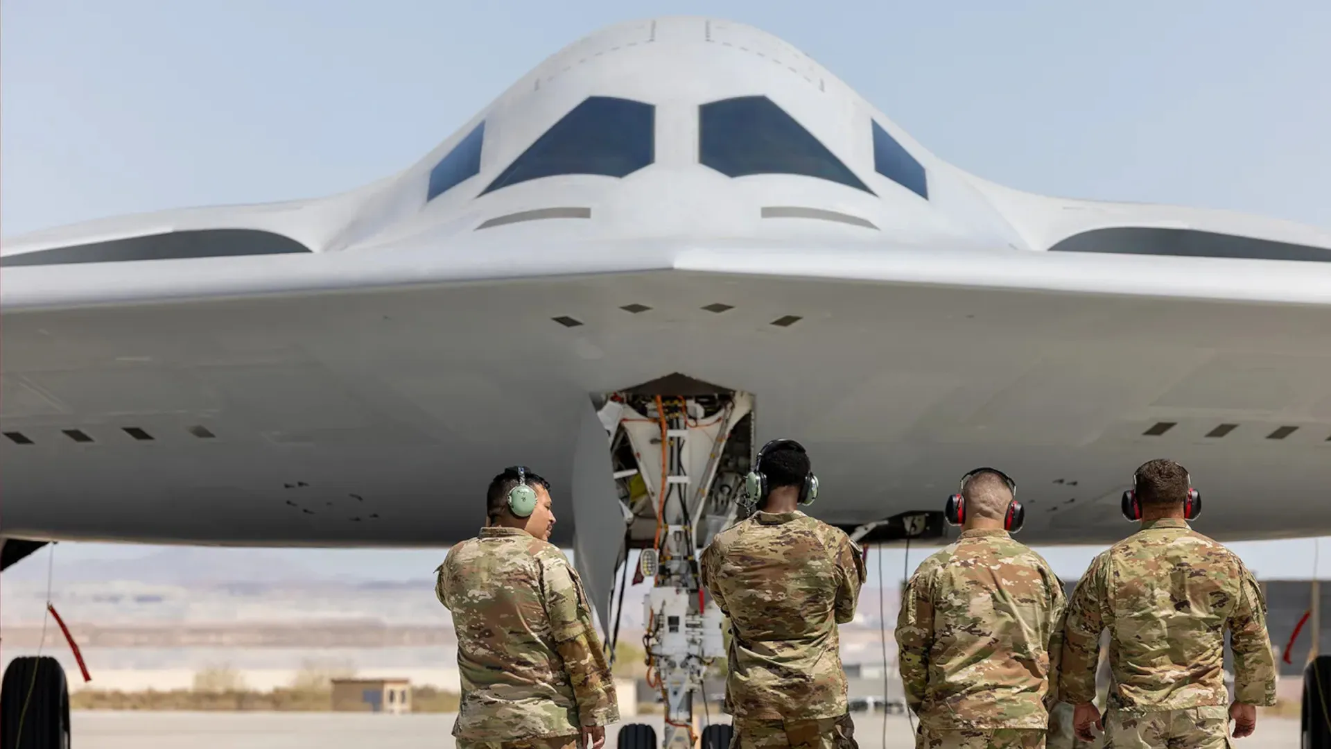 美國空軍正式決定:B-21 突襲者轟炸機將採雙飛行員配置 1