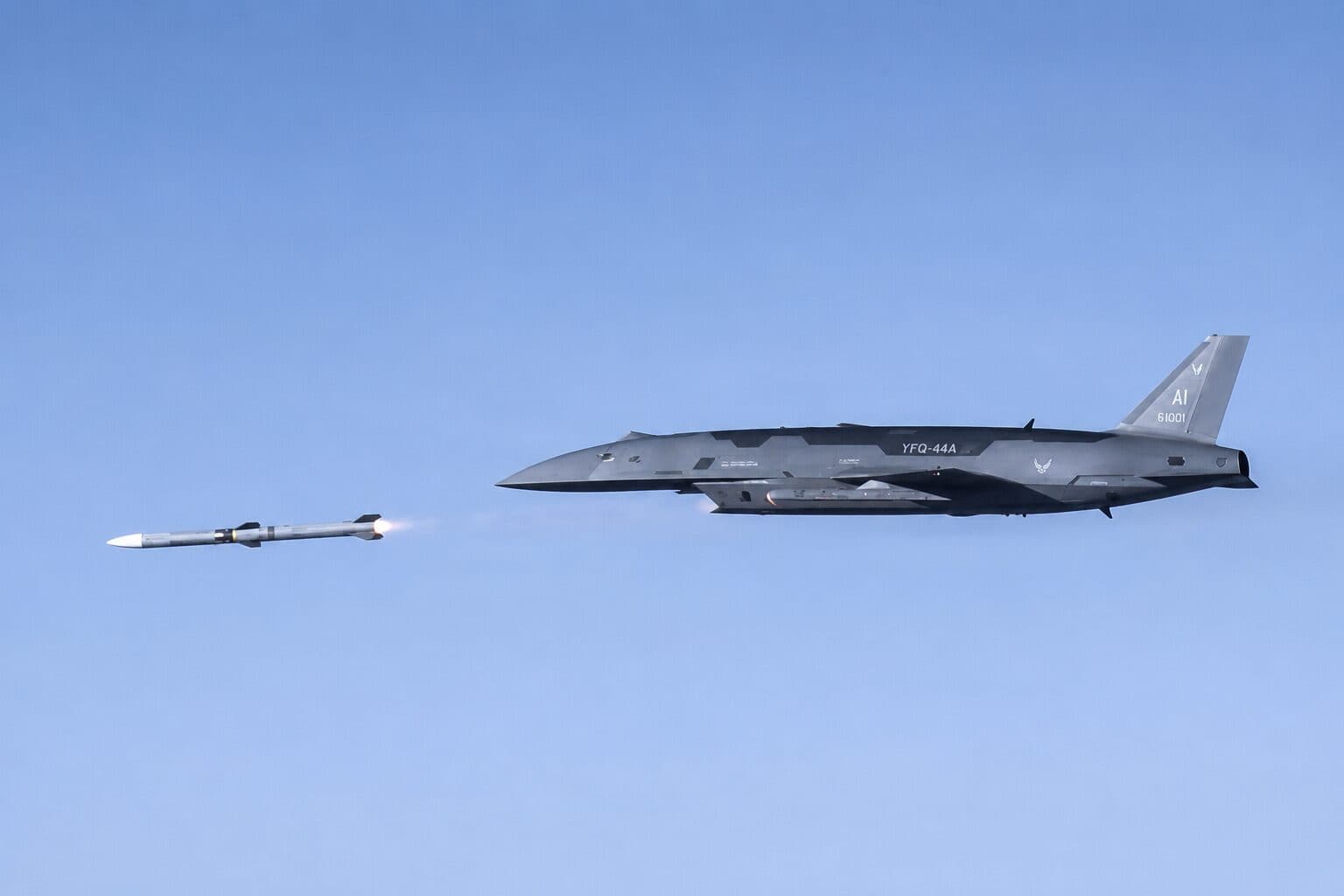 美國空軍戰鬥無人機首度發射長程飛彈,CCA計畫達成重大里程碑 1