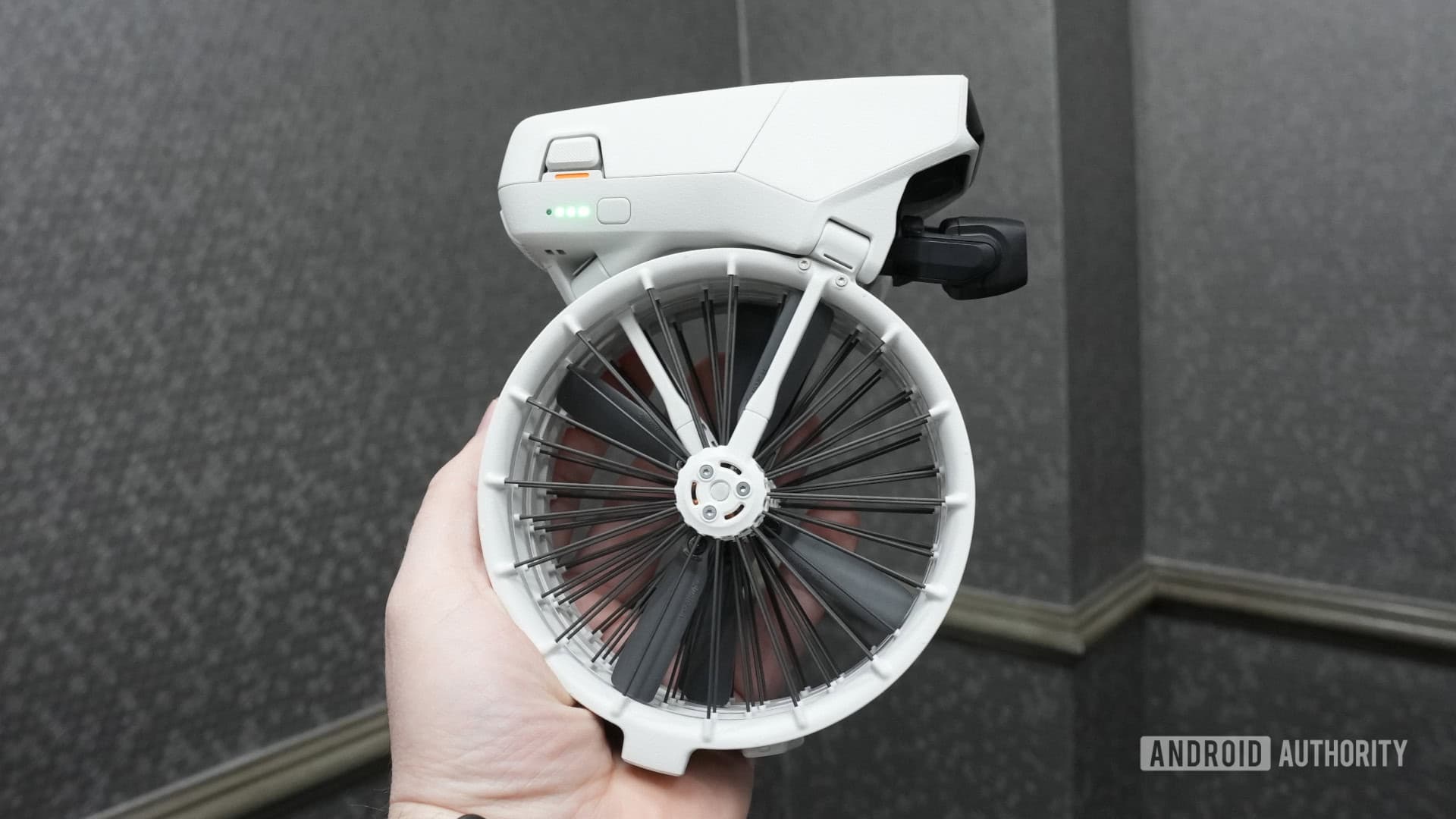 DJI 全新 Flip 無人機亮相:摺疊後幾乎認不出來 1