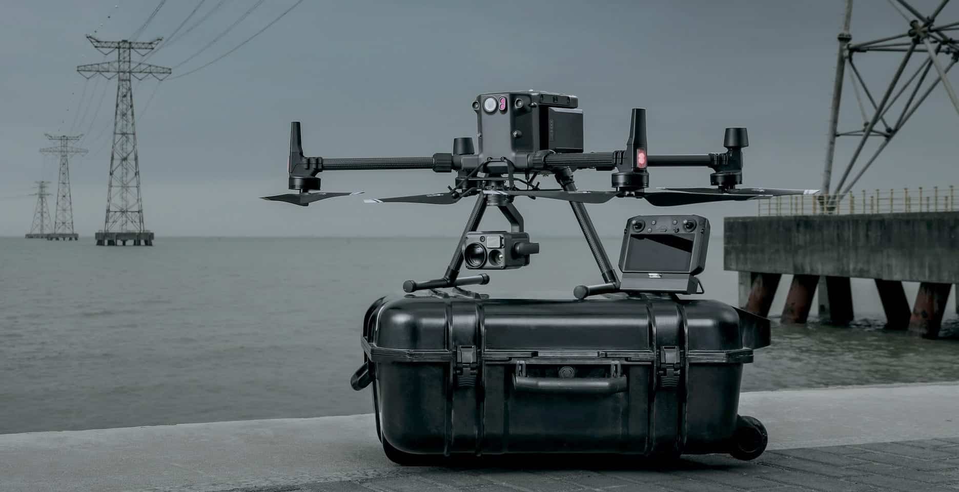 DJI Matrice 300 RTK 立大功:英國警方無人機五天內找回藏匿樹下的失竊伸縮臂裝載機 1