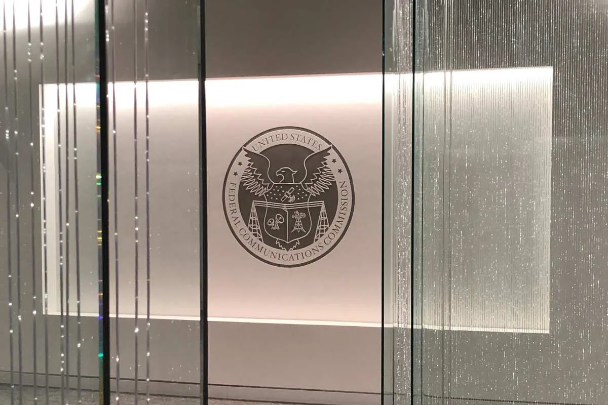 FCC委員公開捍衛將外國無人機列入黑名單的決定,稱國安疑慮不容忽視 1