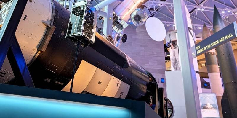 HawkEye 360 先鋒者衛星模型亮相史密森尼航空太空博物館全新展廳