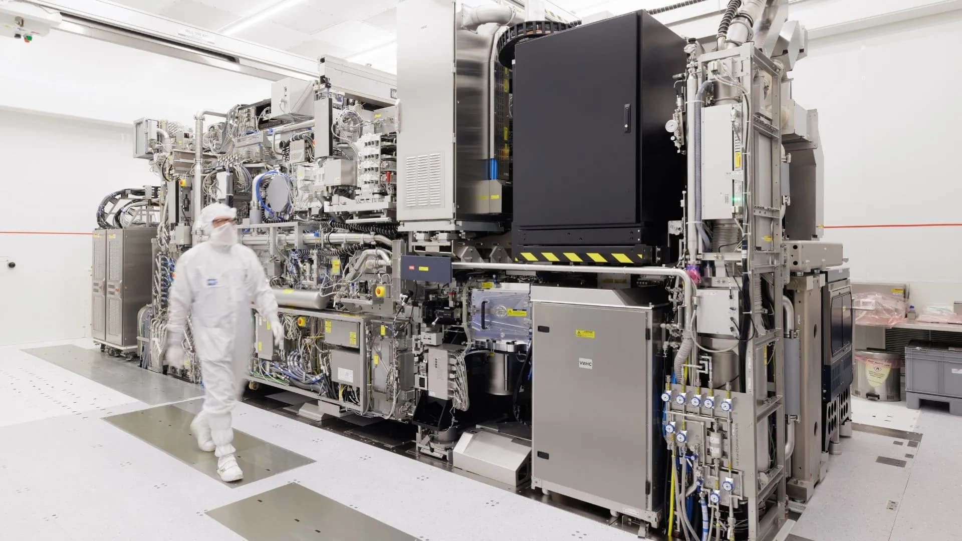 MIT Breaks Electro-Photonic Integration Barrier, Targeting Petabit-per-Second Chip Data Speeds 1