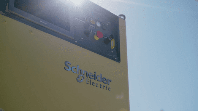 REGENT 攜手施耐德電機與 World4Solar 成功展示海上滑翔機遠端充電技術 1