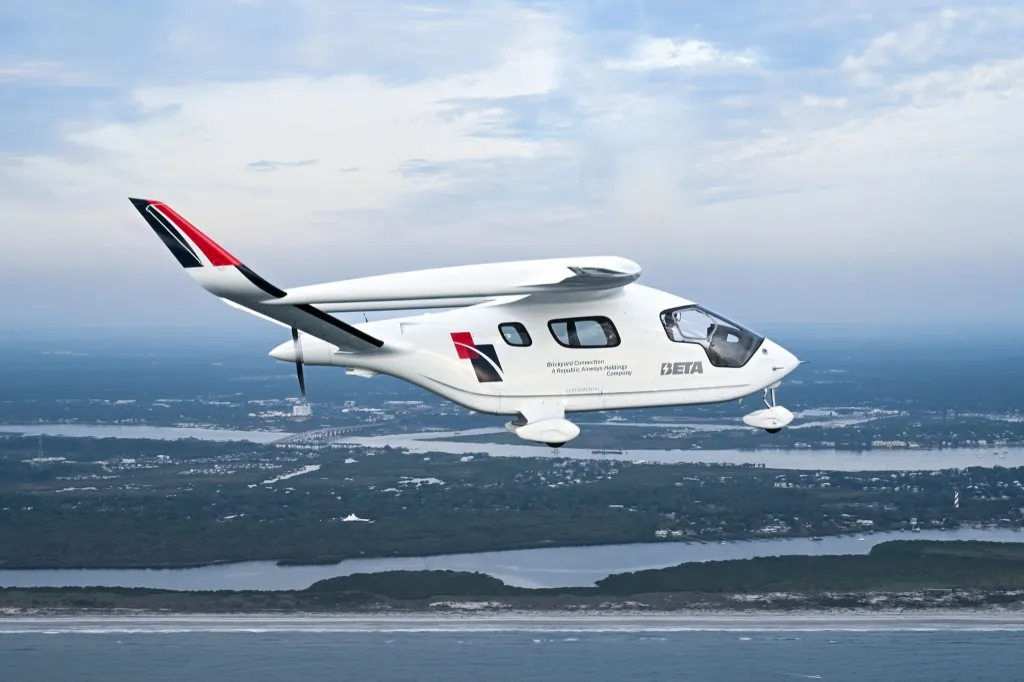 Republic Airways 飛行員駕駛 Beta 電動飛機飛入佛州奧蘭多國際機場,開啟密集示範飛行 1