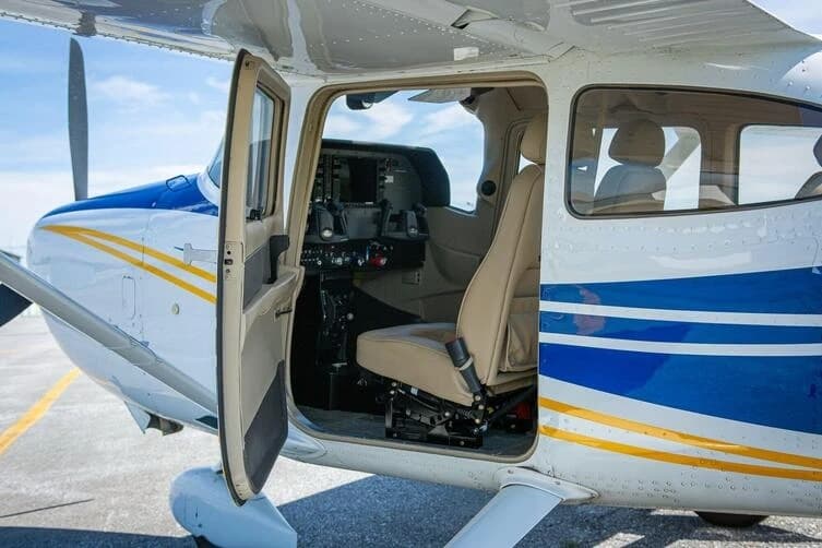 這架 2021 年 Cessna 182T 不是無人機——為何它仍出現在航空市場精選? 1