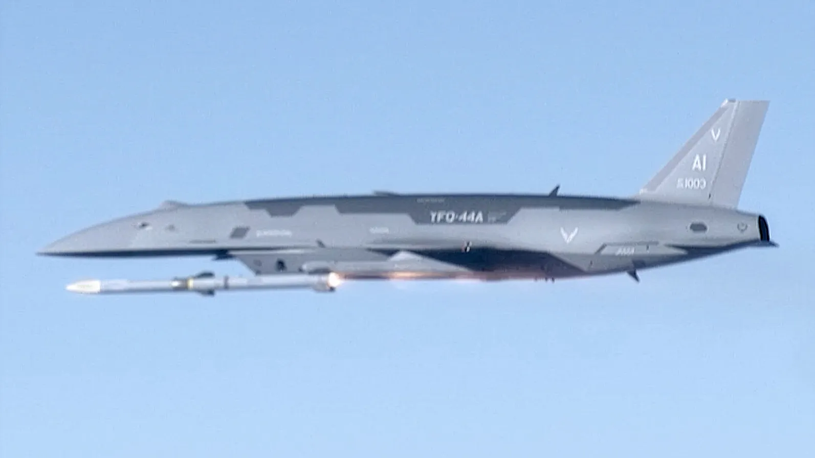 YFQ-44A Fury「戰鬥無人機」完成首次AIM-120 AMRAAM飛彈實彈射擊 1