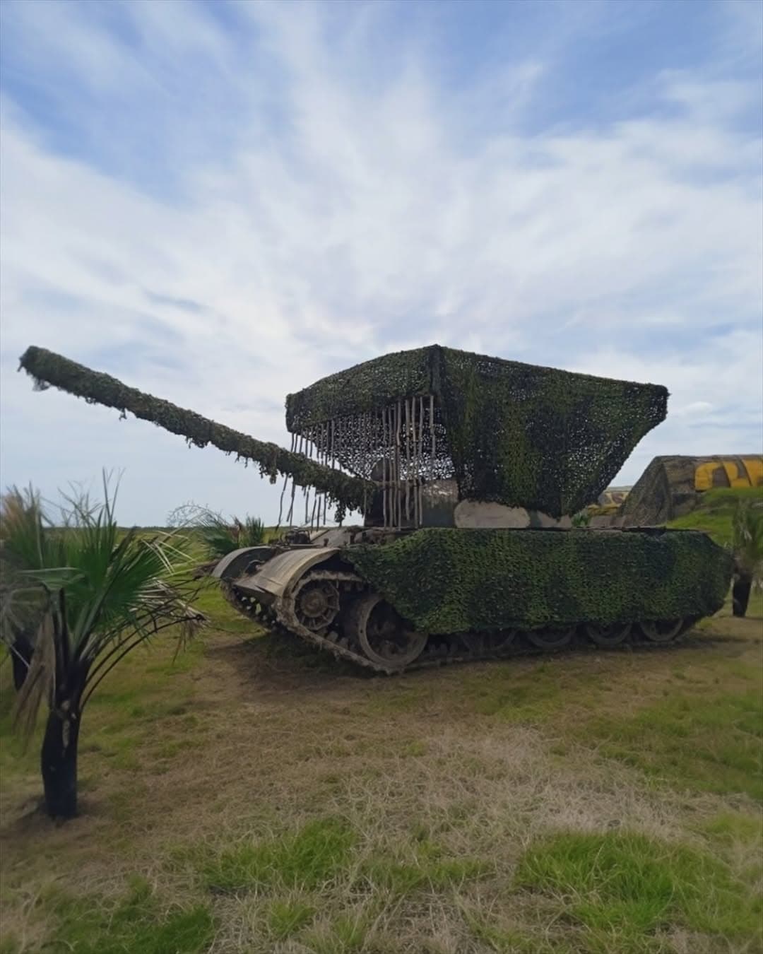 古巴T-55戰車加裝土製反無人機防禦裝置與額外偽裝曝光 1