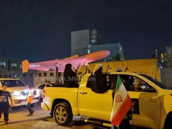 伊朗德黑蘭閱兵遊行展示特殊塗裝 Shahed 無人機 引發外界關注 1