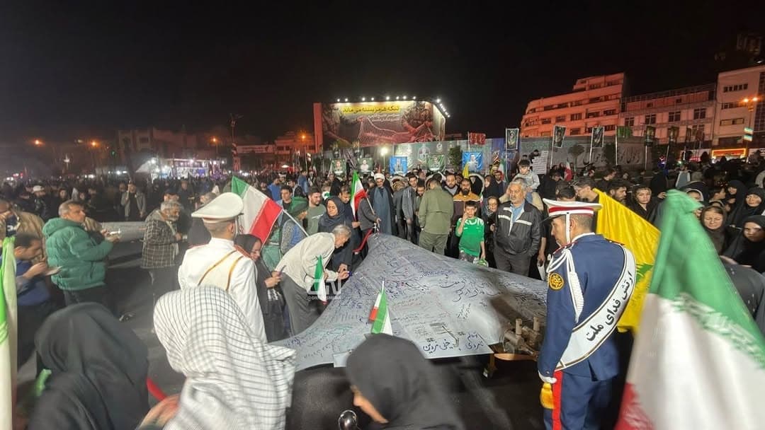 伊朗公開展示 Arash 型巡飛彈藥 民眾受邀在機身書寫訊息 1