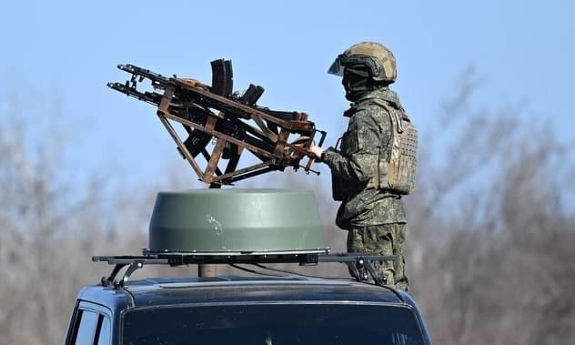 俄軍機動射擊組改裝直升機機槍用於反無人機作戰(2026年影像曝光) 1