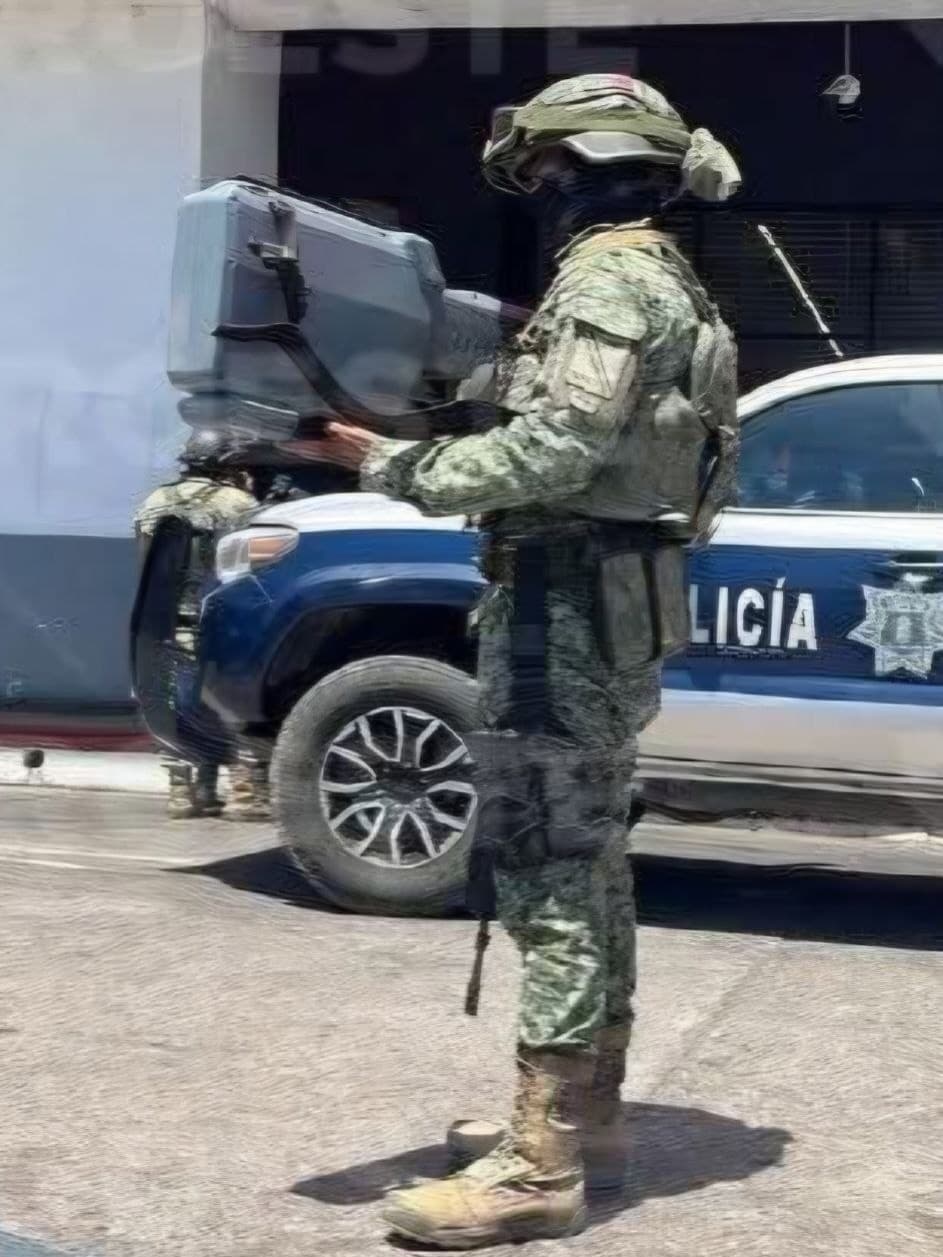 墨西哥國防部人員在庫利亞坎攜帶中國製 Skyfend 反無人機干擾槍執行任務 1