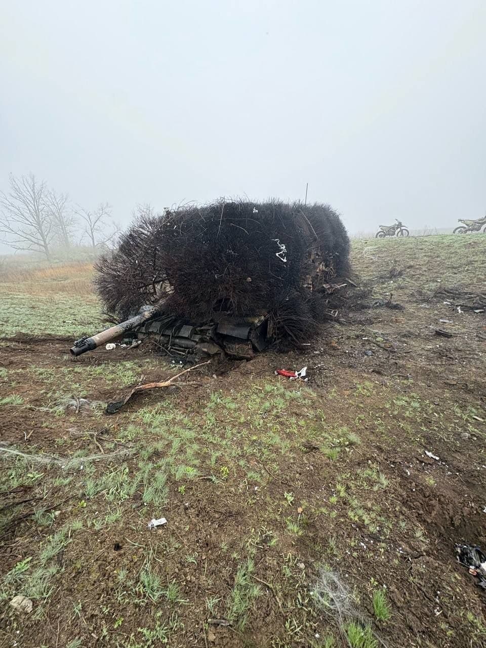 烏克蘭戰場實況:加裝多重附加裝甲的M1A1 AIM艾布蘭戰車遭俄軍FPV無人機鎖定 1