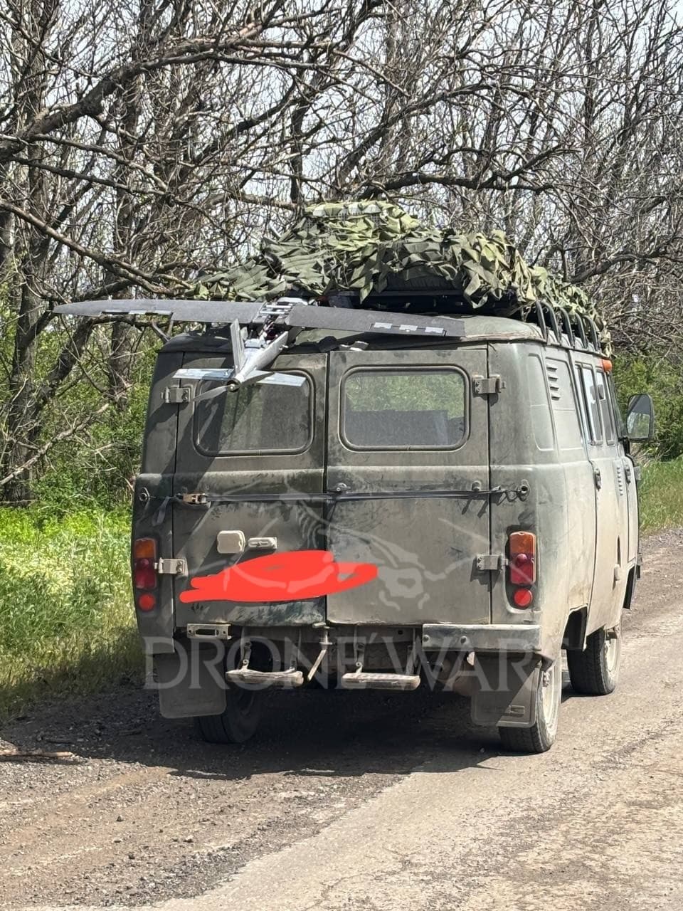 烏克蘭前線再現 Hornet 無人機攻擊移動車輛 未爆彈卡在俄軍廂型車車頂 1