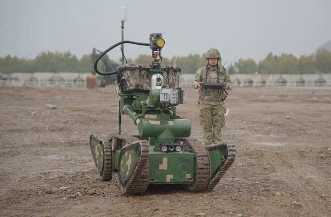 中國解放軍工兵部隊曝光罕見「機器人工兵」及無人地面載具 1