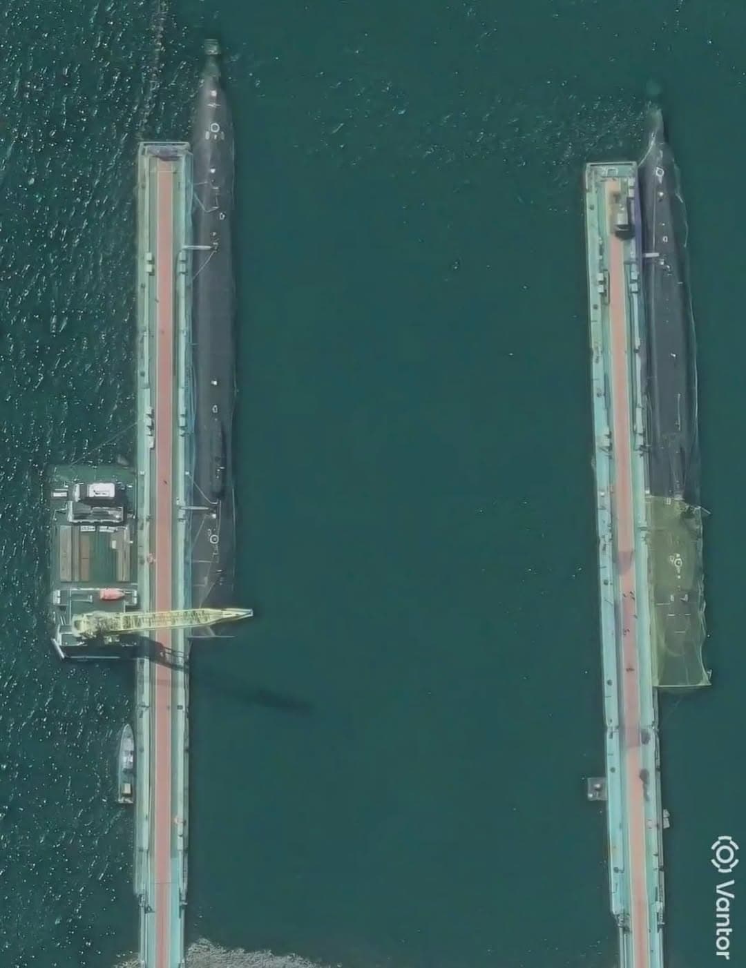 衛星影像曝光:俄羅斯海軍為堪察加半島核潛艦加裝反無人機防護網 1