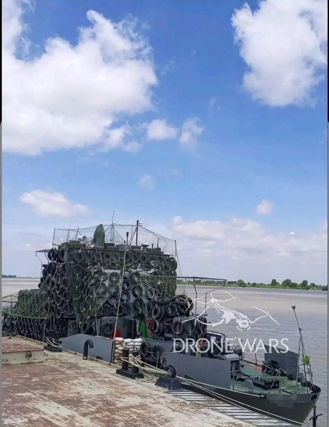 緬甸軍方河船加裝簡易防無人機裝置:金屬籠架與輪胎堆疊成為應急防護手段 1