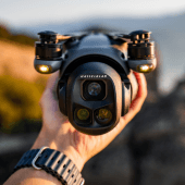 DJI Mavic 4 Pro 飛越阿爾巴尼亞古橋,懸停拍攝展示空拍美學新高度